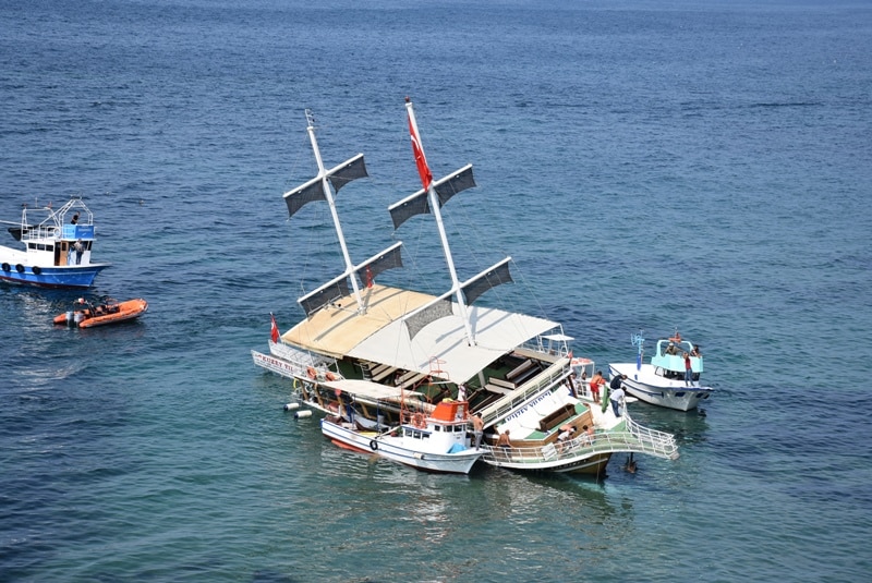 Sinop'ta gezi teknesi karaya oturdu