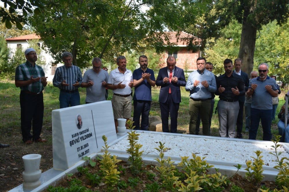 Gazeteci Şevki Yıldırım Mezarı Başında Anıldı