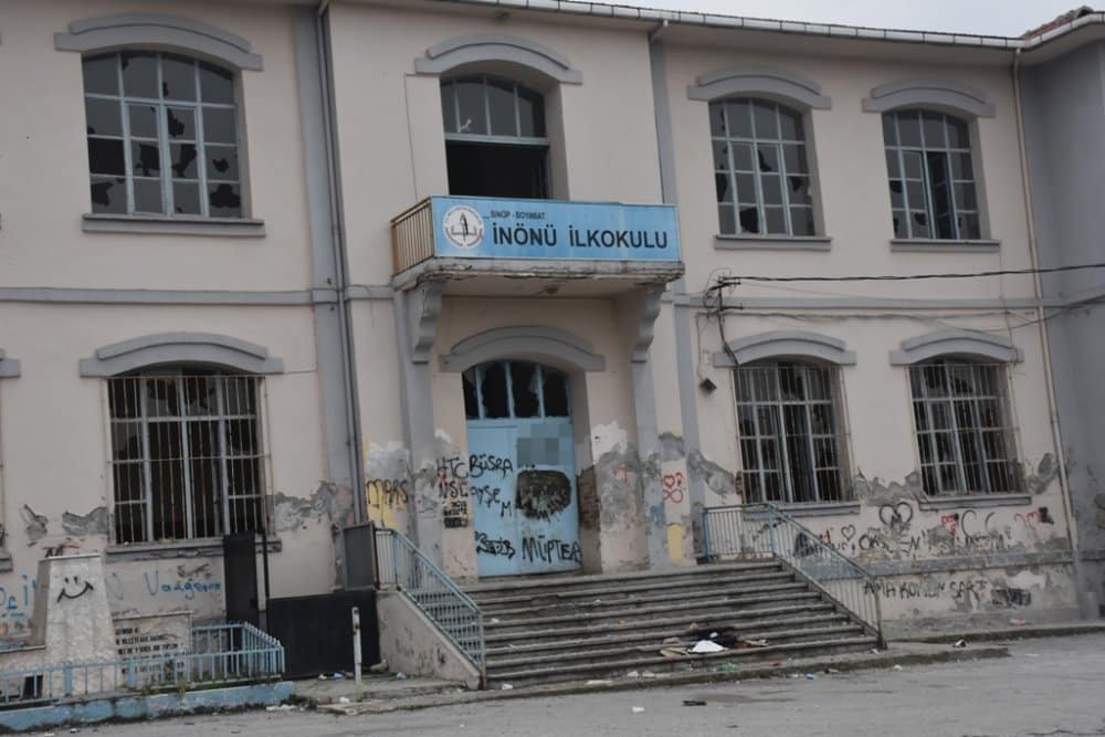 Boyabat'ın tarihi okulu kaderine terk edildi !