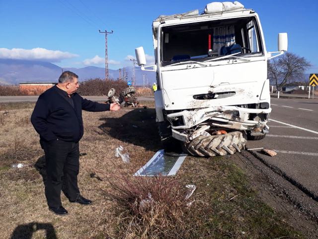 Traktörle Kamyon Çarpıştı, 1 Ağır Yaralı