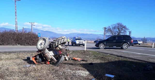 Traktörle Kamyon Çarpıştı, 1 Ağır Yaralı