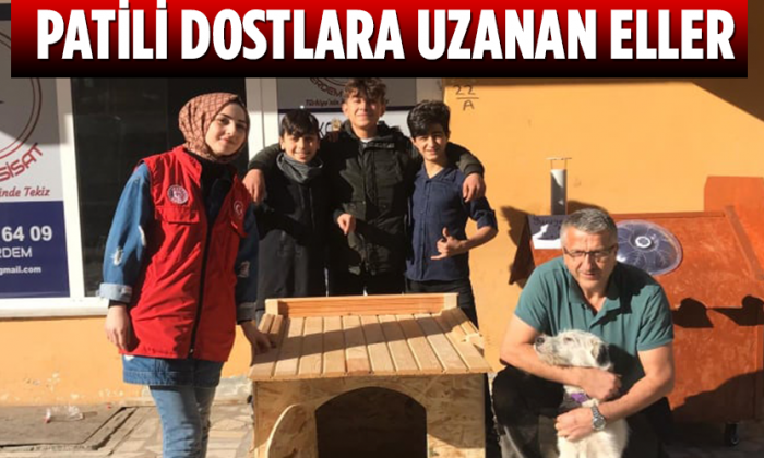 Patili Dostlara Uzanan Eller
