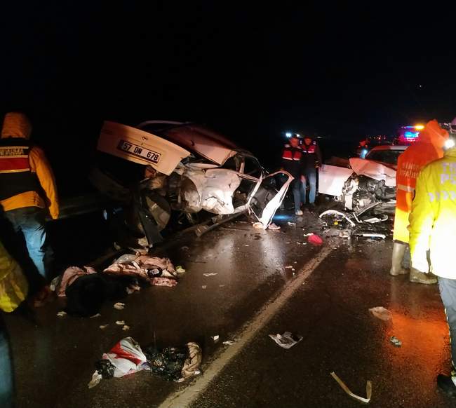 Sinop-Boyabat yolunda feci kaza: 4 ölü 6 yaralı