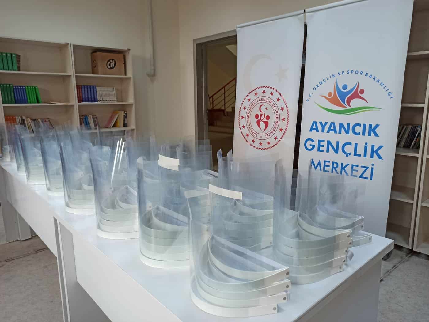 Ayancık Gençlik Merkezi'nden Yüz Koruma Siperi