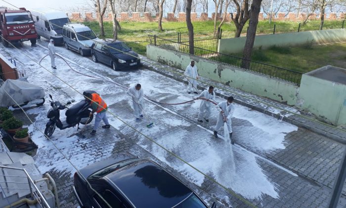 Belediye sokakları köpükle temizliyor