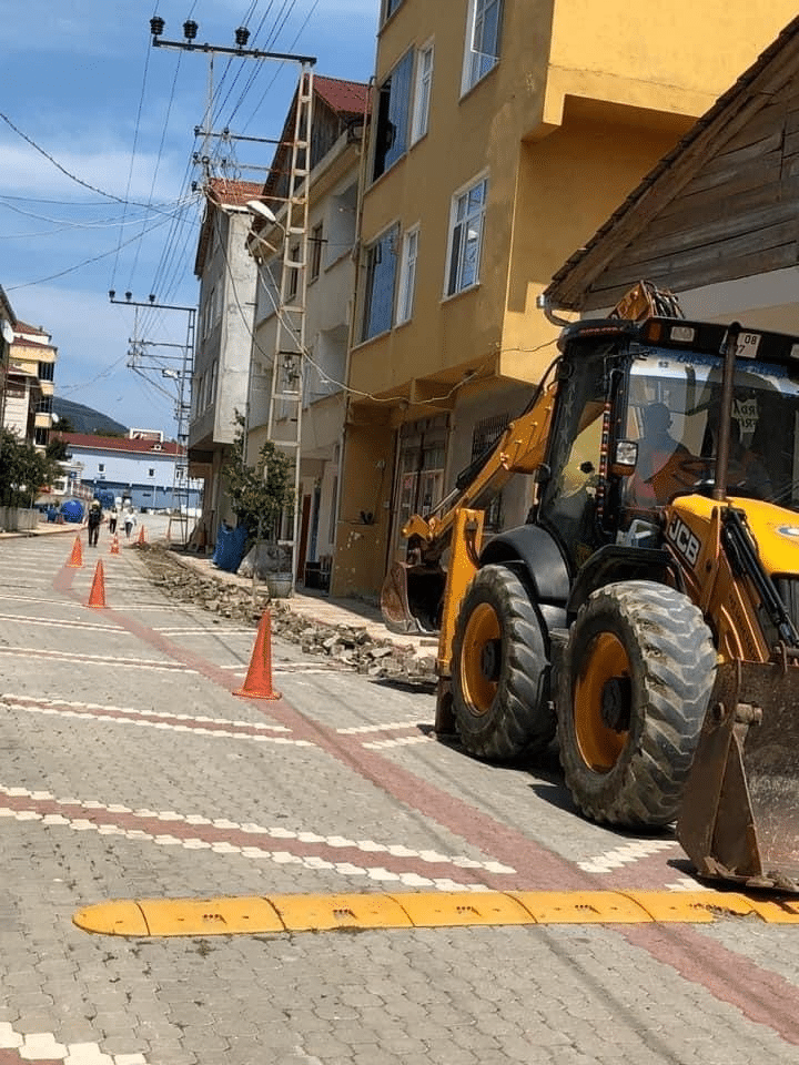 ELEKTRİK HATLARI YERALTINA ALINIYOR