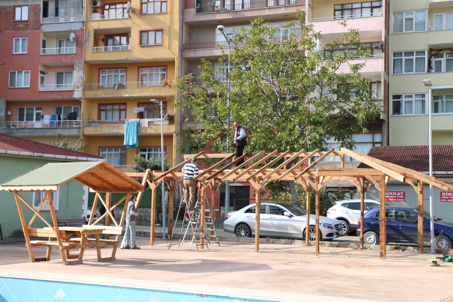 Aile Hekimliği Bahçesine Korunaklı Ahşap Pergola yapıldı