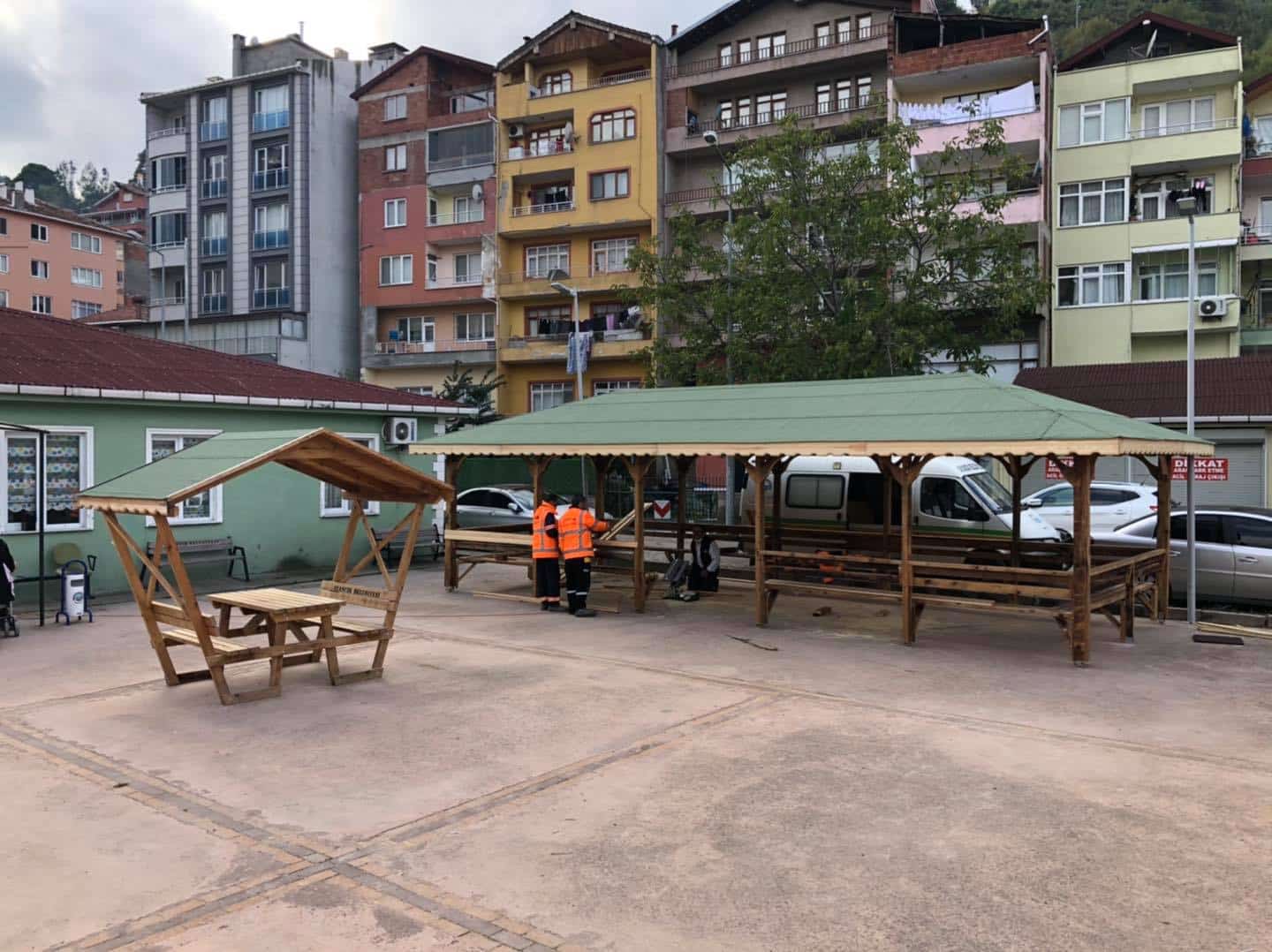 Aile Hekimliği Bahçesine Korunaklı Ahşap Pergola yapıldı