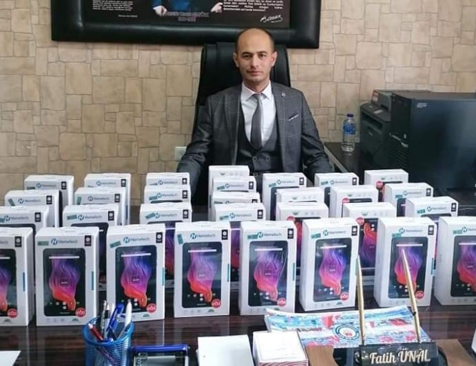 Durağan’da Okul Müdüründen 40 Tablet Desteği