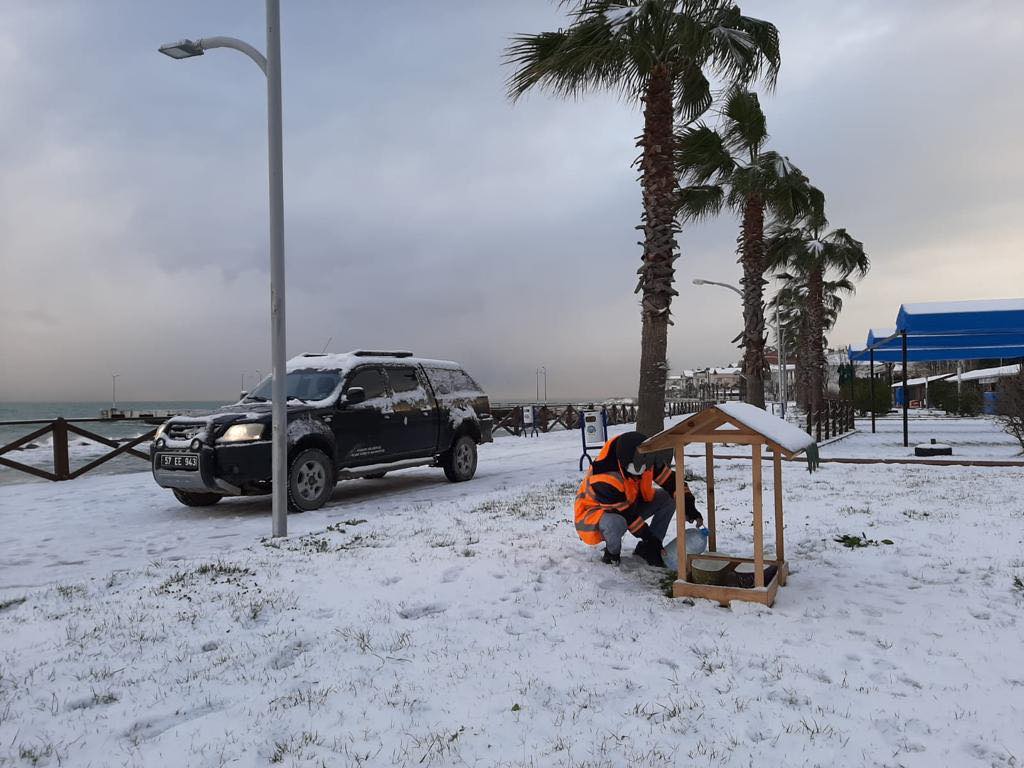 İLÇE MERKEZİ’NDE KAR KÜREME ÇALIŞMALARI DEVAM EDİYOR