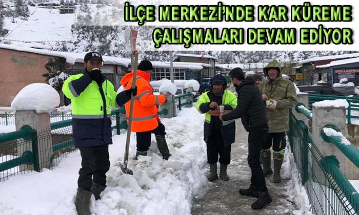 İLÇE MERKEZİ’NDE KAR KÜREME ÇALIŞMALARI DEVAM EDİYOR