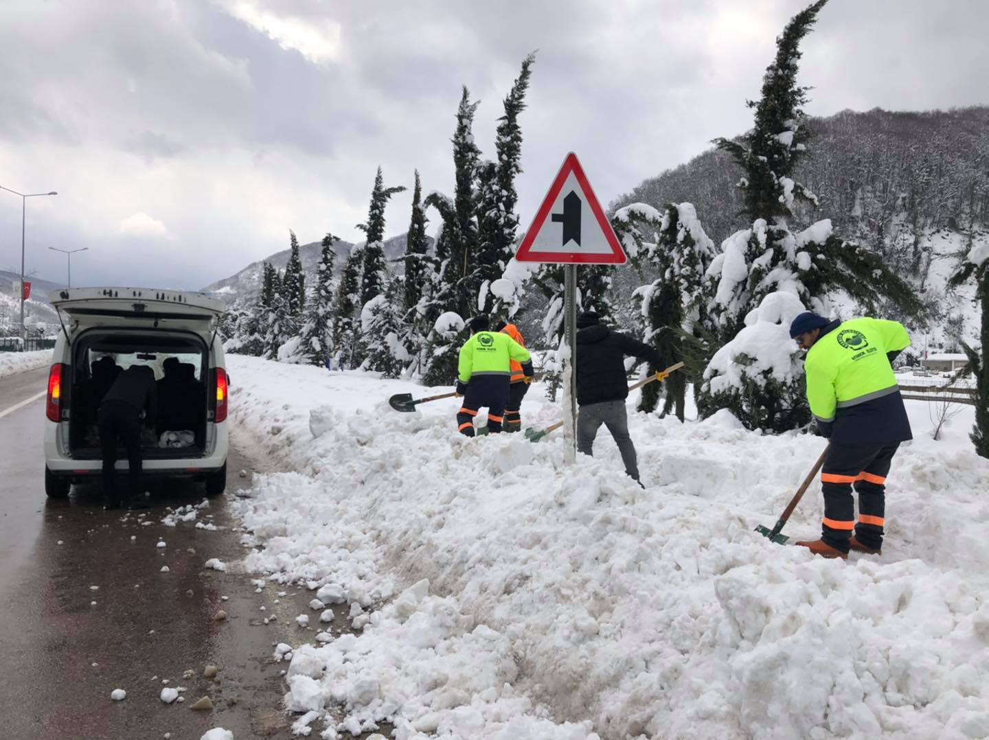 İLÇE MERKEZİ’NDE KAR KÜREME ÇALIŞMALARI DEVAM EDİYOR