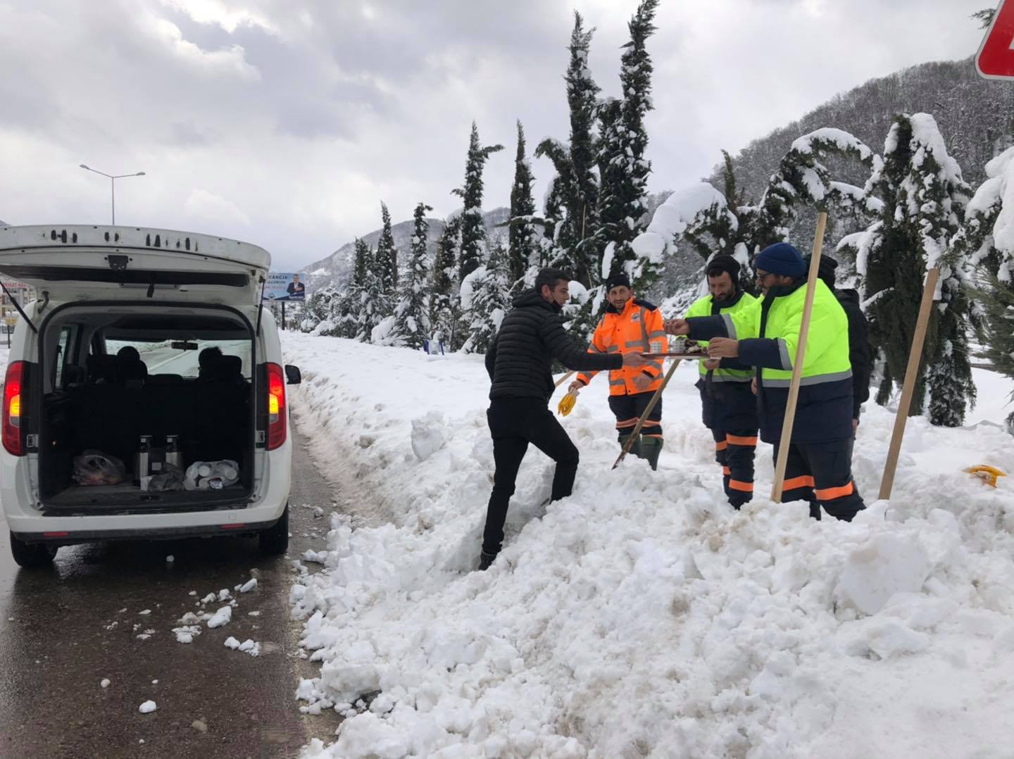 İLÇE MERKEZİ’NDE KAR KÜREME ÇALIŞMALARI DEVAM EDİYOR