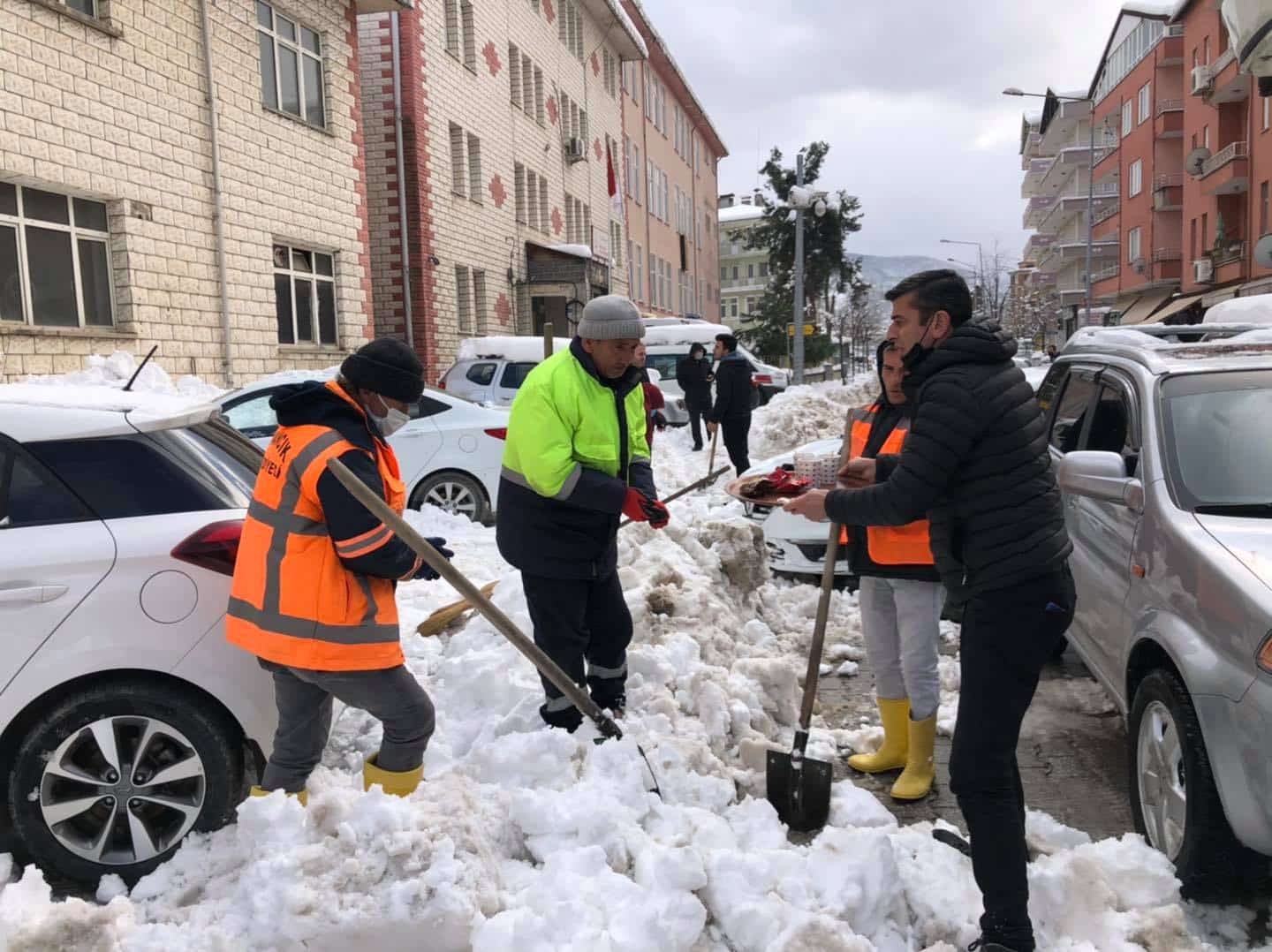 İLÇE MERKEZİ’NDE KAR KÜREME ÇALIŞMALARI DEVAM EDİYOR