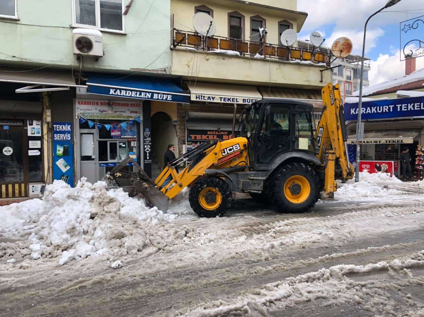 İLÇE MERKEZİ’NDE KAR KÜREME ÇALIŞMALARI DEVAM EDİYOR