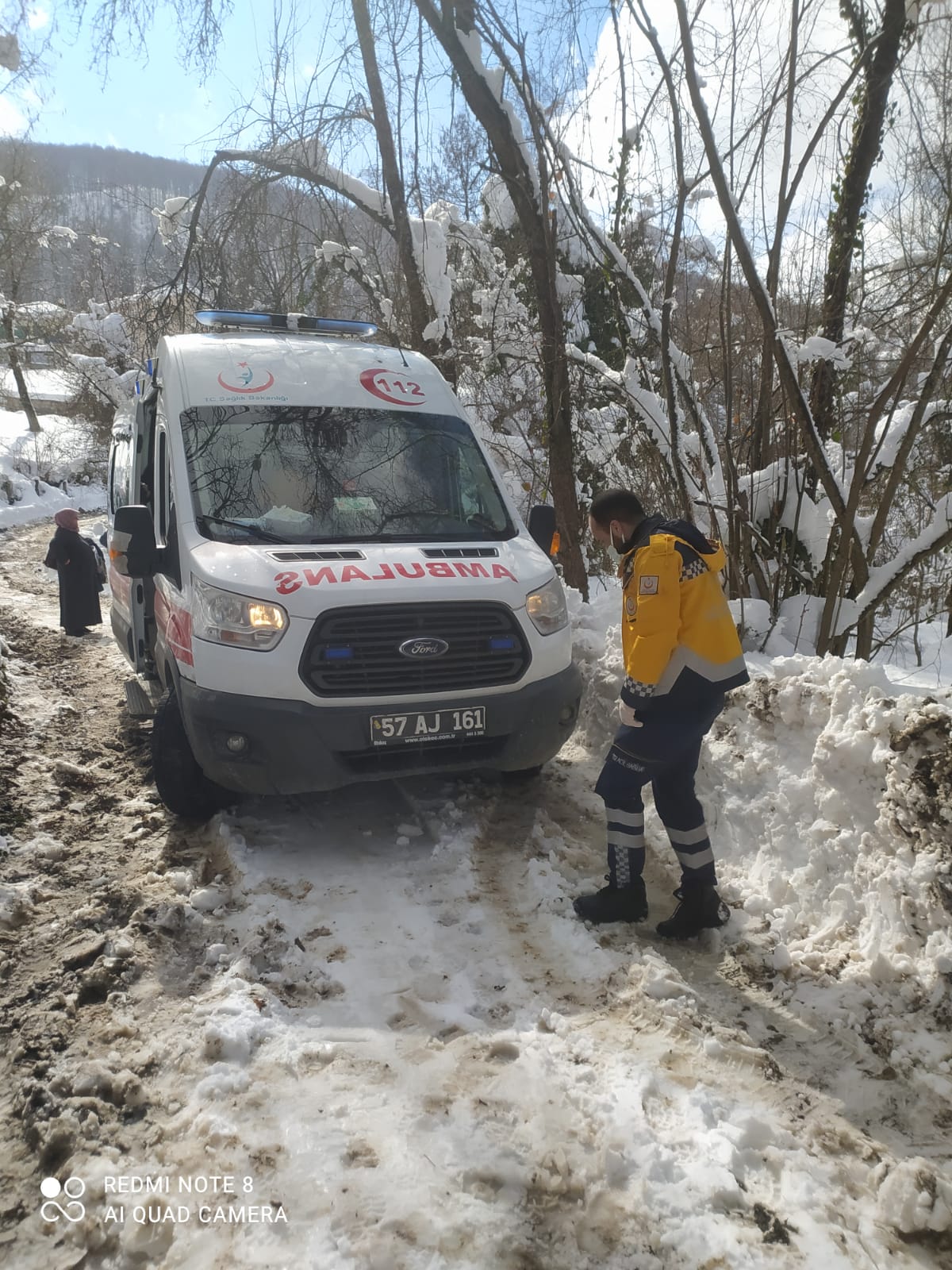 Elbirliğiyle araca taşıdılar