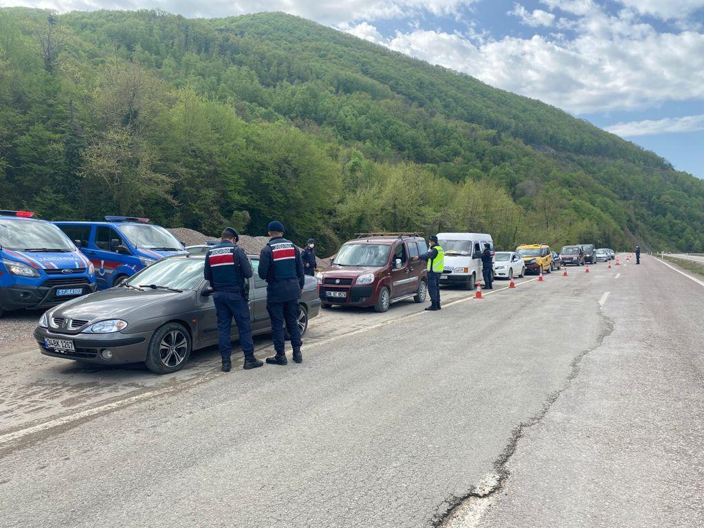 Tam kapanma öncesi Ayancık giriş-çıkışlarda denetimler sıkılaştı