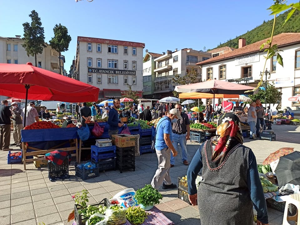 Ayancık'ta Pazar Meydana Kuruluyor