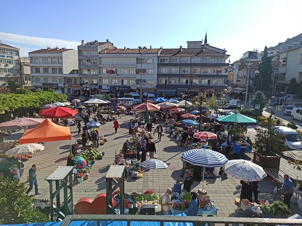 Ayancık'ta Pazar Meydana Kuruluyor