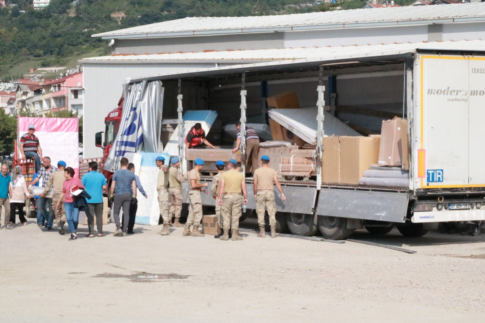 Eşya Yardımları Yerine Ulaşıyor