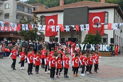 AYANCIK'TA 29 EKİM CUMHURİYET BAYRAMI COŞKUYLA KUTLANDI