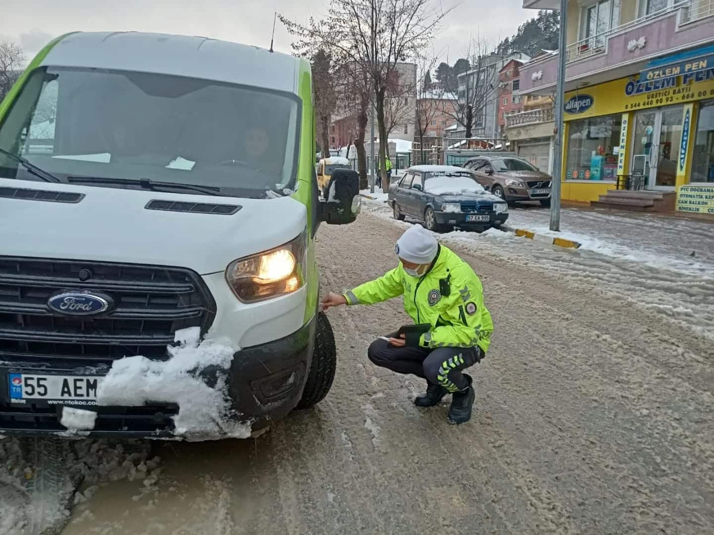 Ayancık'ta Sıkı Denetim; Kar Lastiği Olmadan Çıkmayınız!