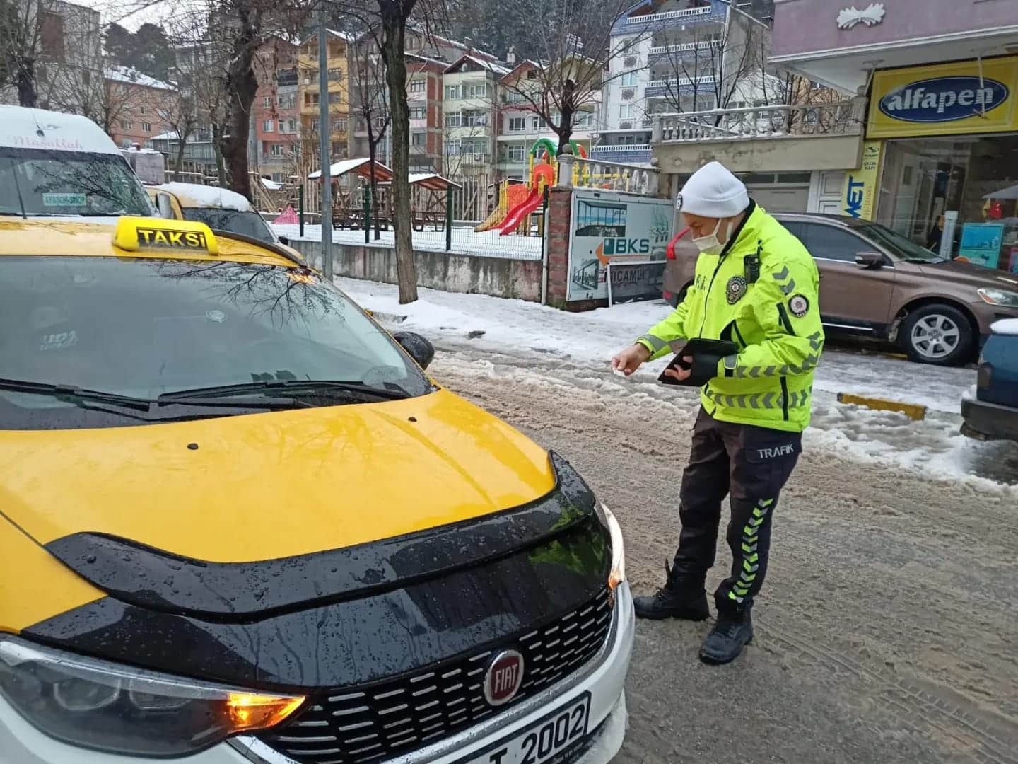 Ayancık'ta Sıkı Denetim; Kar Lastiği Olmadan Çıkmayınız!