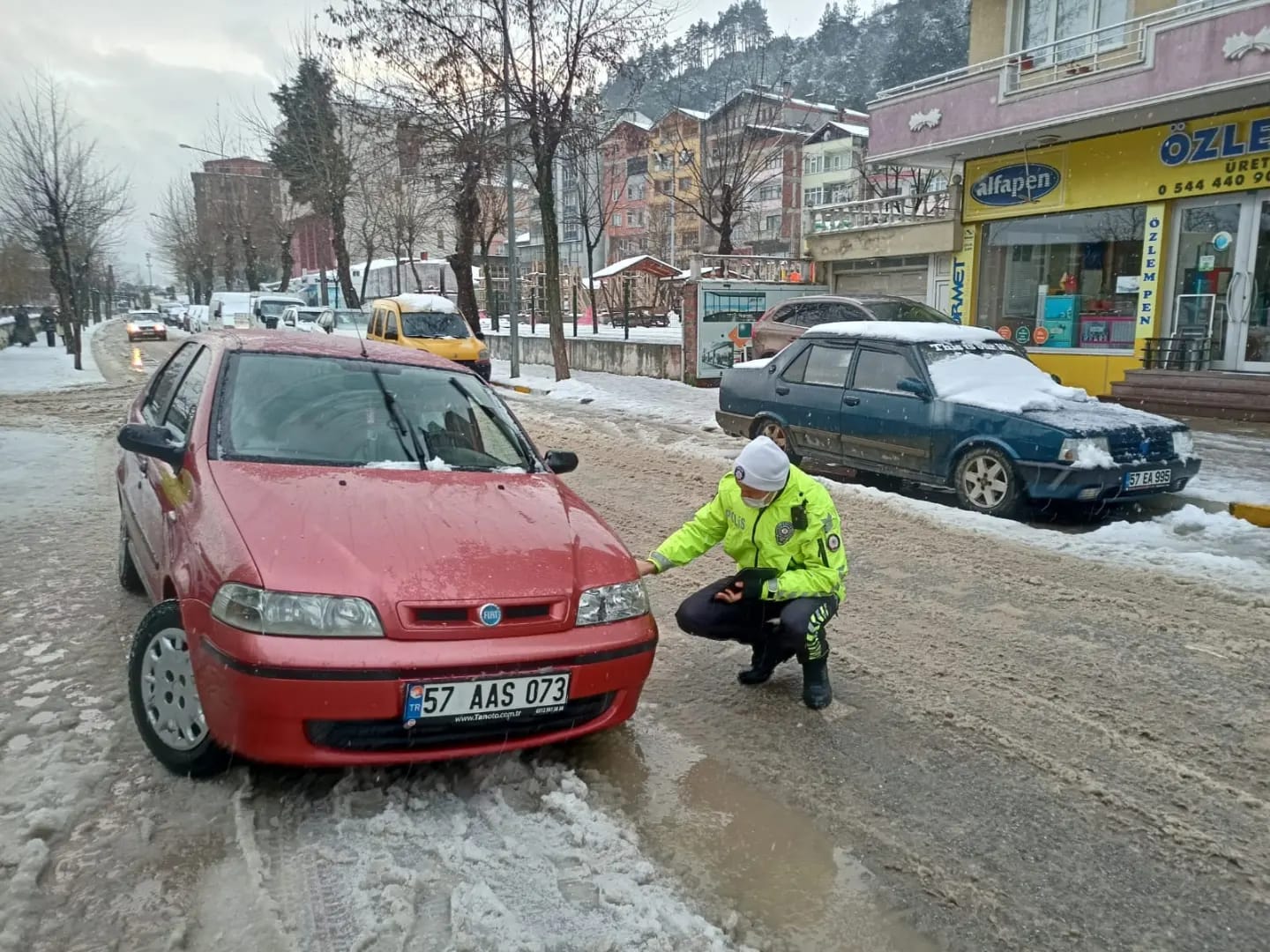 Ayancık'ta Sıkı Denetim; Kar Lastiği Olmadan Çıkmayınız!