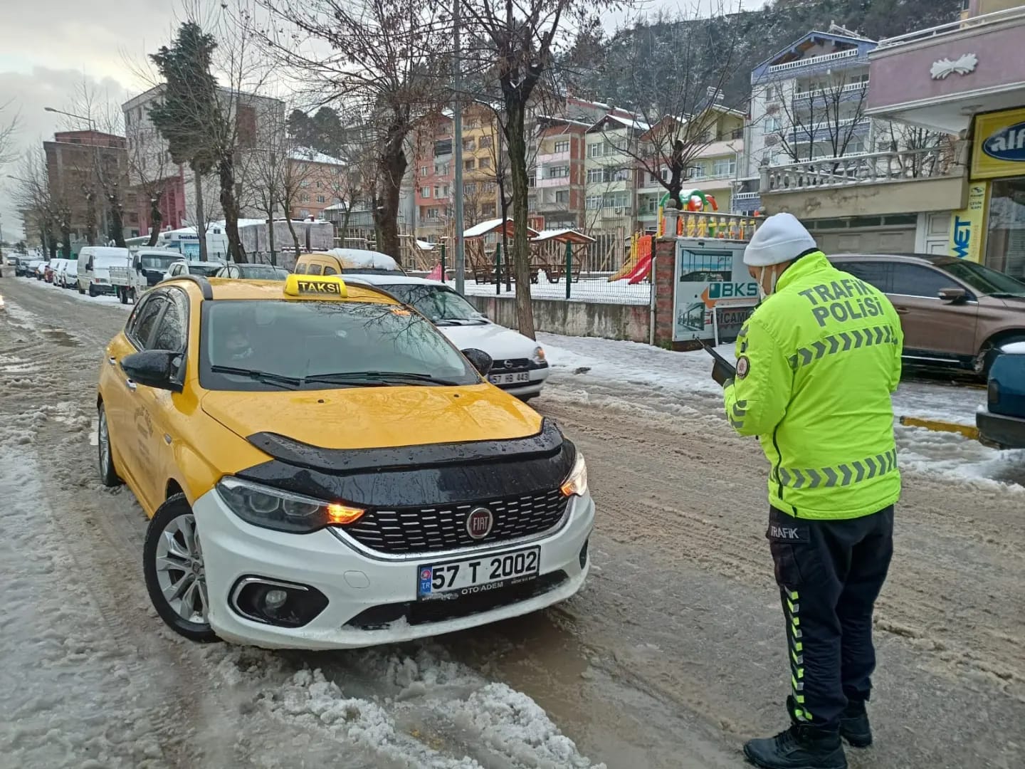 Ayancık'ta Sıkı Denetim; Kar Lastiği Olmadan Çıkmayınız!