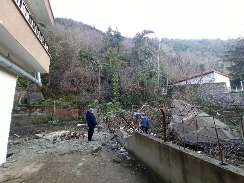 Maltepe'den Düşen Kaya Parçası Korkuttu