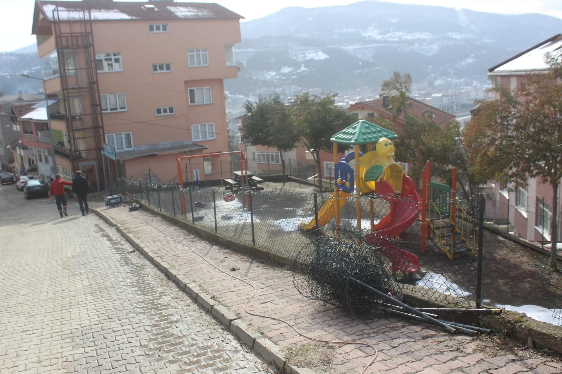 Ayancık'ta Çocuk Parkları Onarılıyor