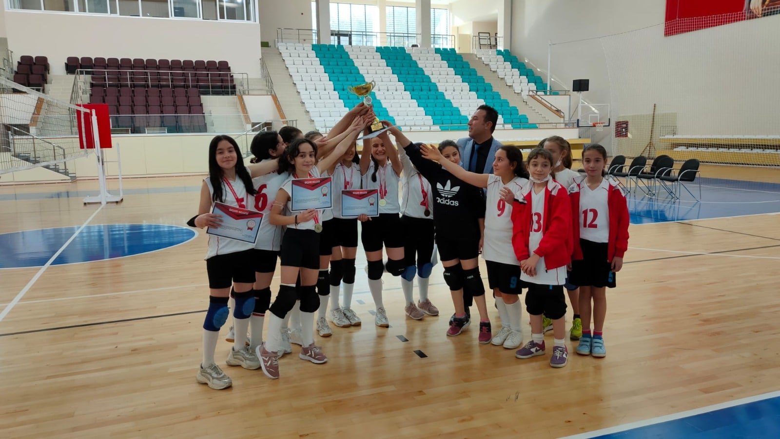 VOLEYBOL KÜÇÜKLER MÜSABAKALARI GERÇEKLEŞTİRİLDİ