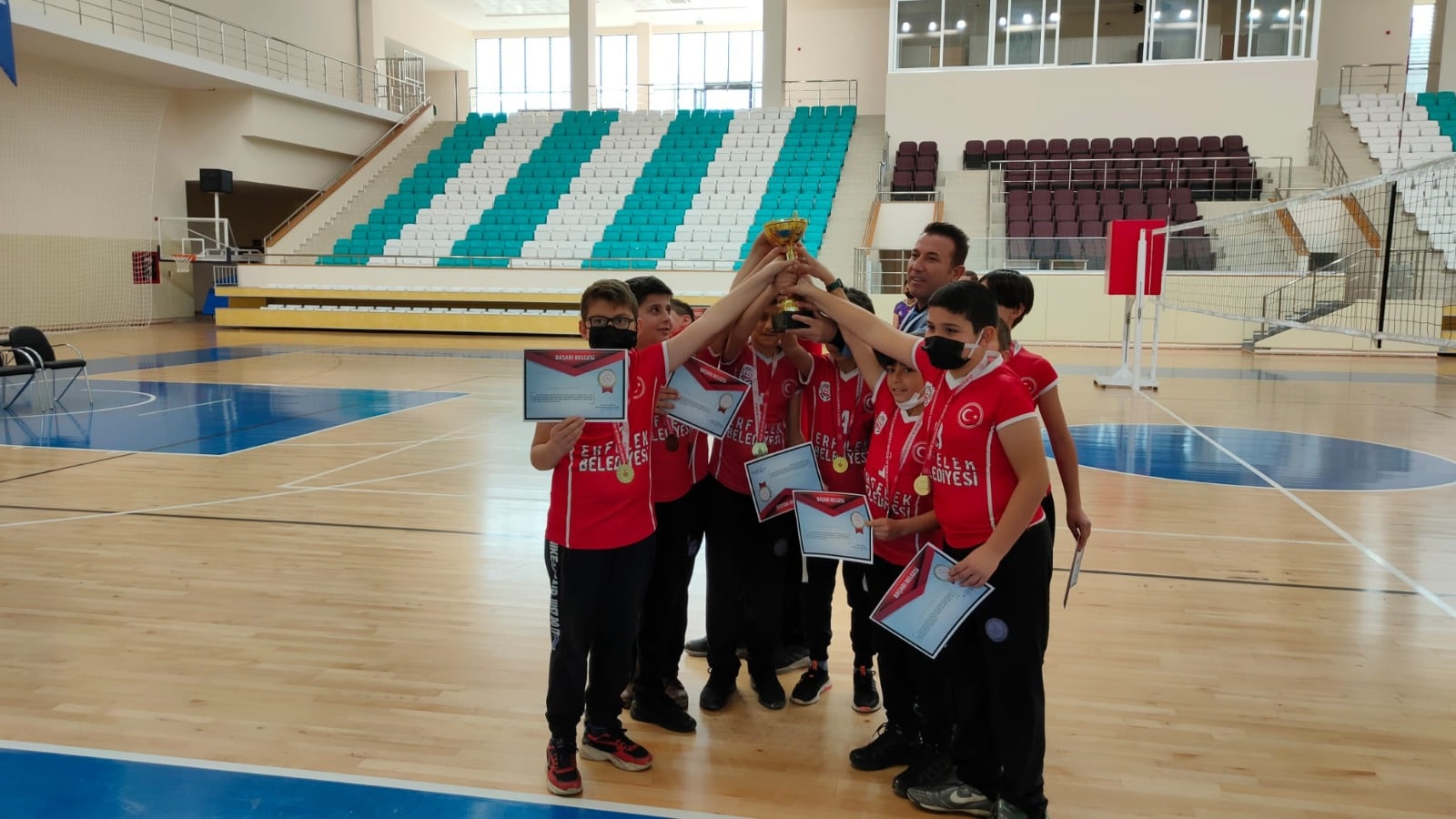 VOLEYBOL KÜÇÜKLER MÜSABAKALARI GERÇEKLEŞTİRİLDİ