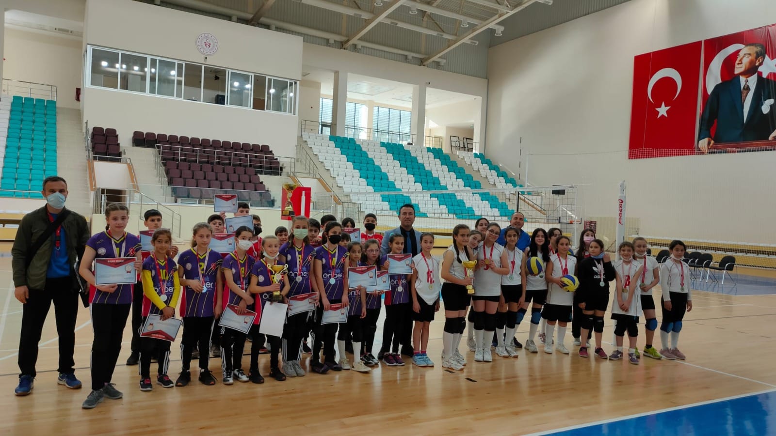 VOLEYBOL KÜÇÜKLER MÜSABAKALARI GERÇEKLEŞTİRİLDİ