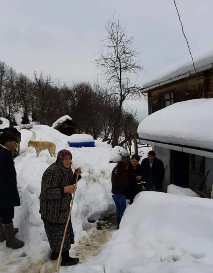 AYANCIK'TA YARDIM BEKLEYEN AİLEYE YETKİLİLER ULAŞTI