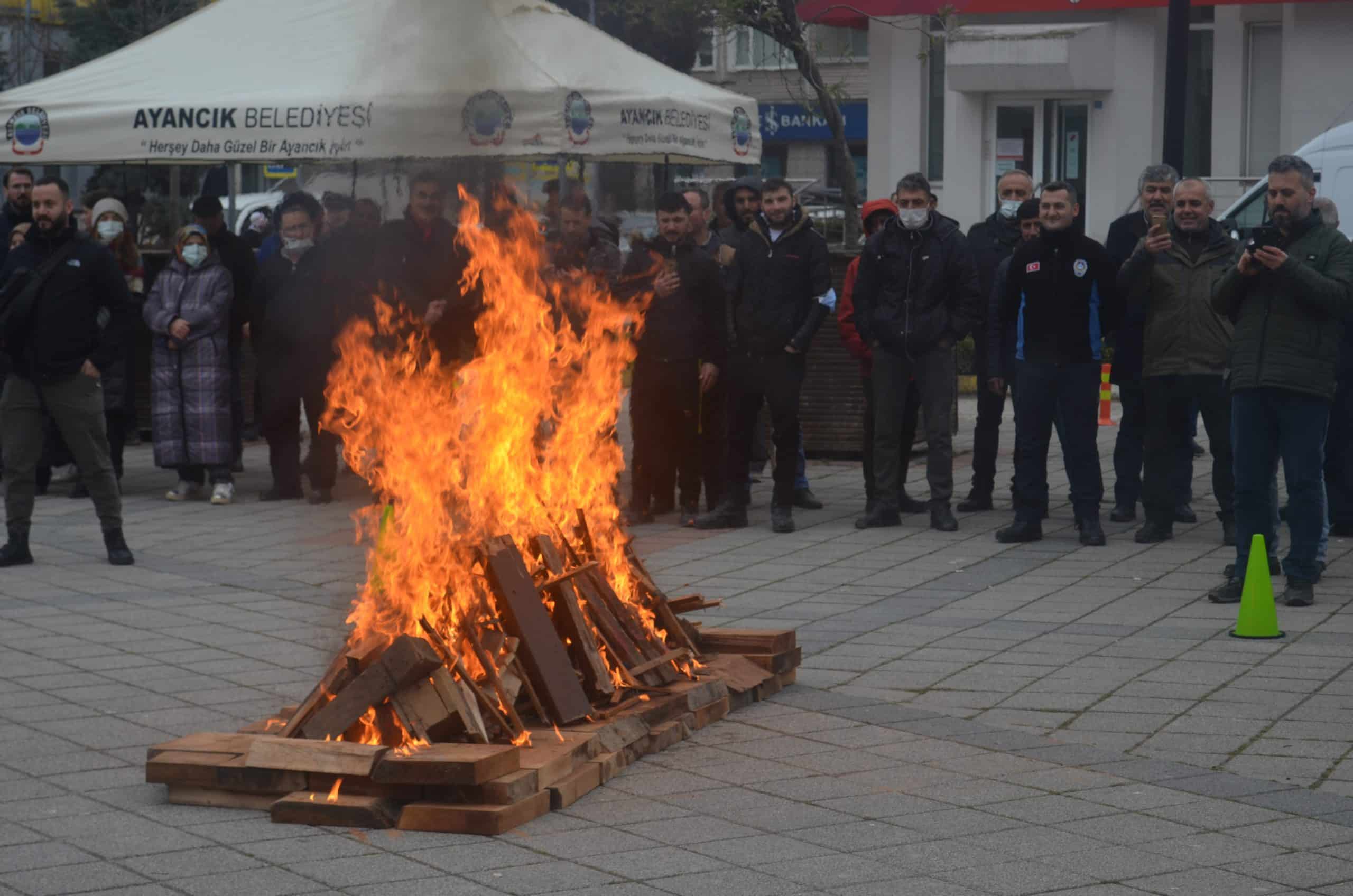 Ayancık'ta Nevruz ateşi yandı