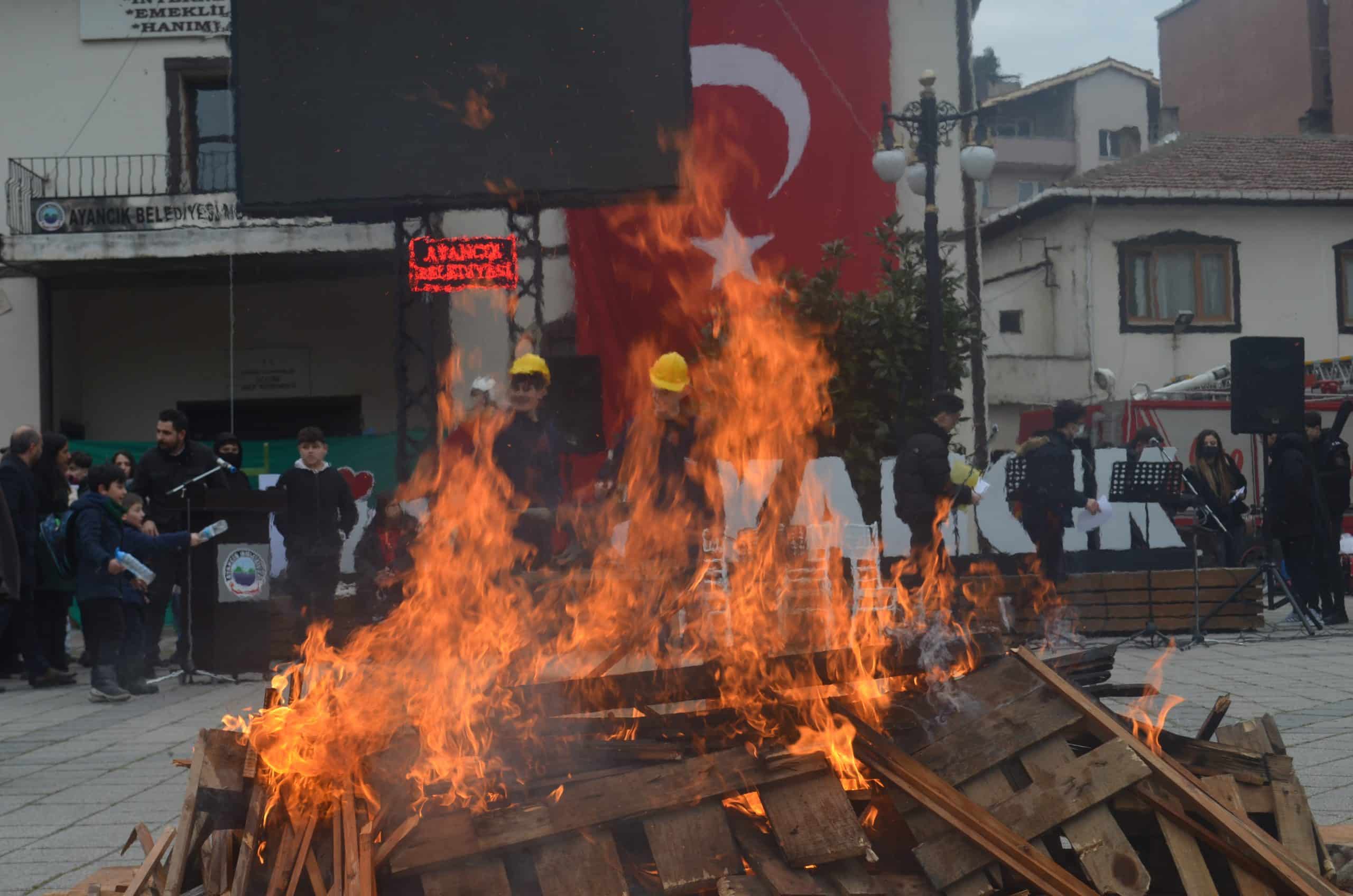 Ayancık'ta Nevruz ateşi yandı