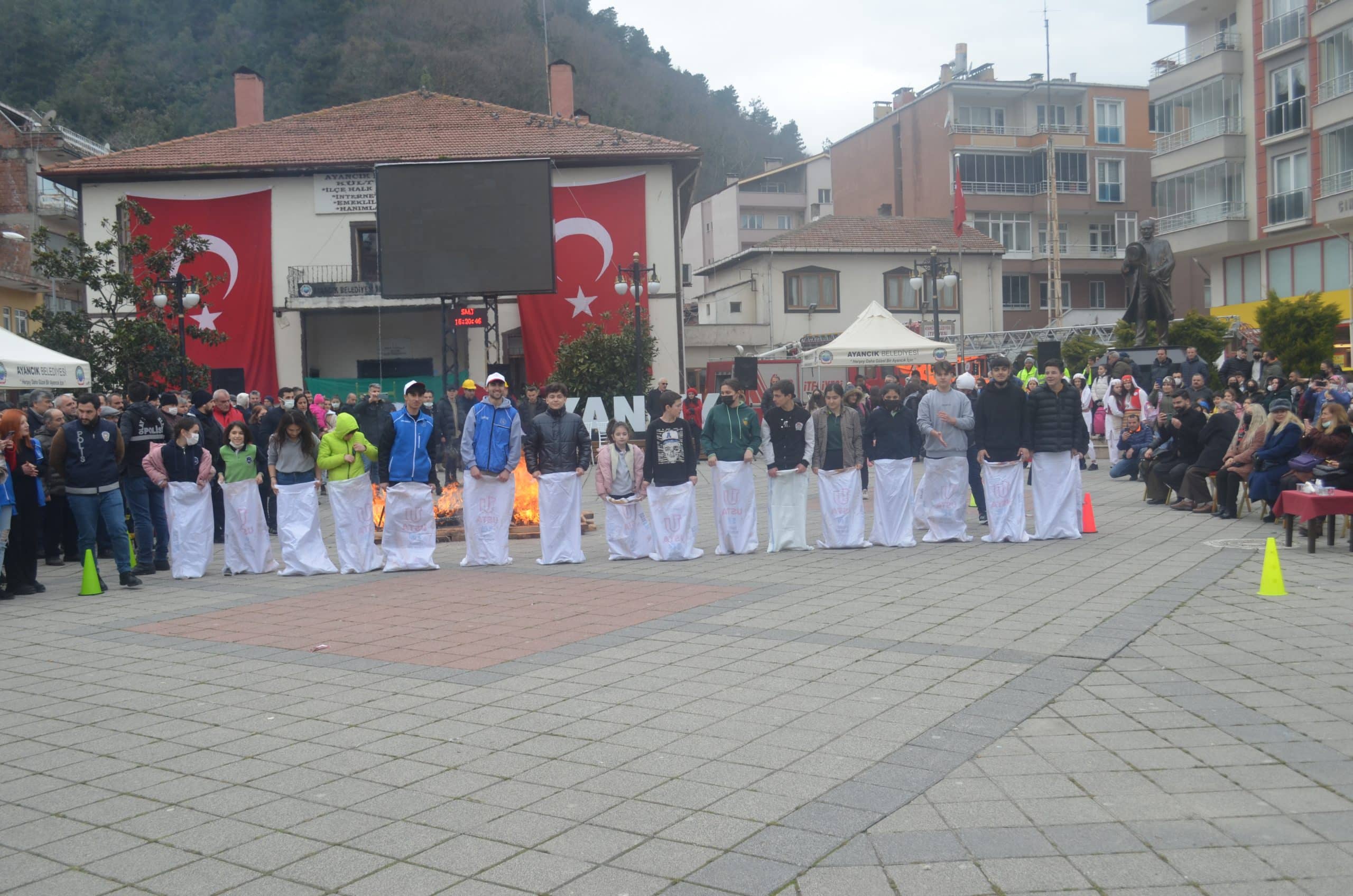 Ayancık'ta Nevruz ateşi yandı
