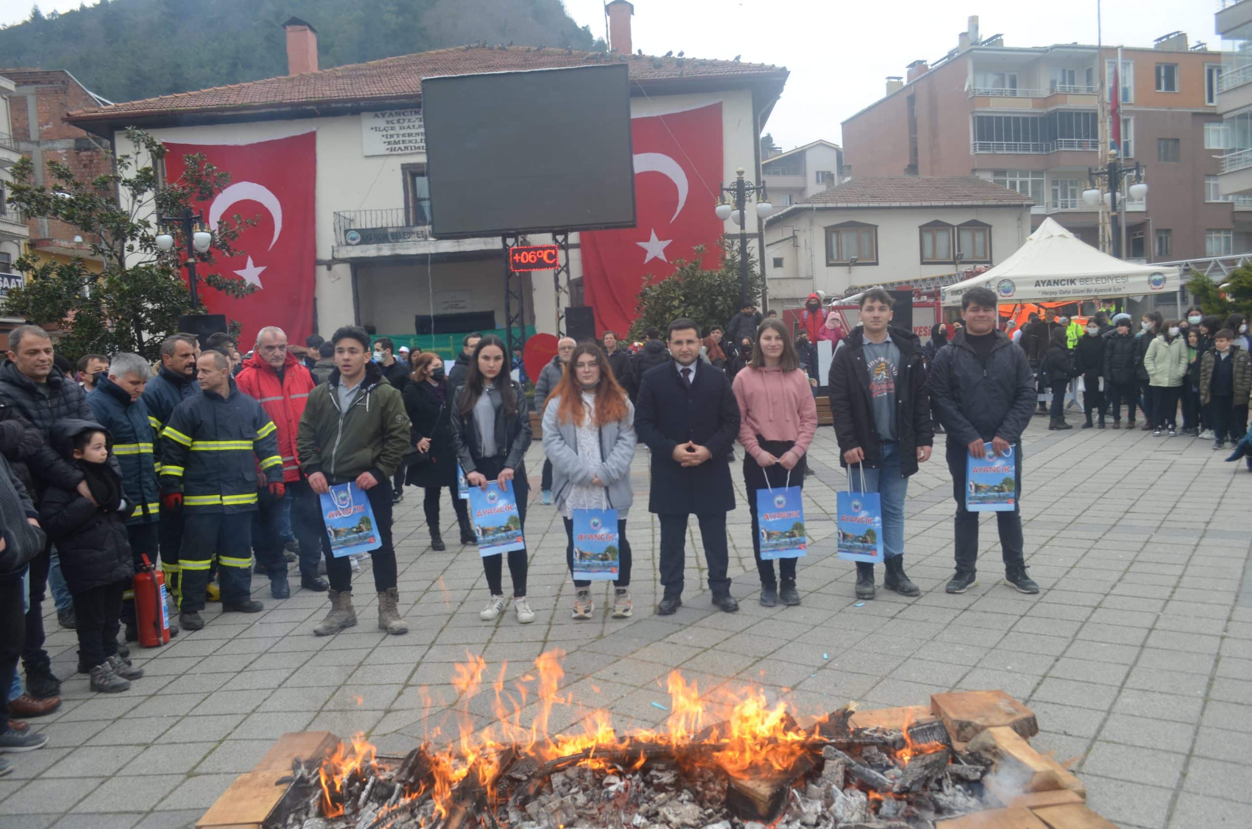 Ayancık'ta Nevruz ateşi yandı