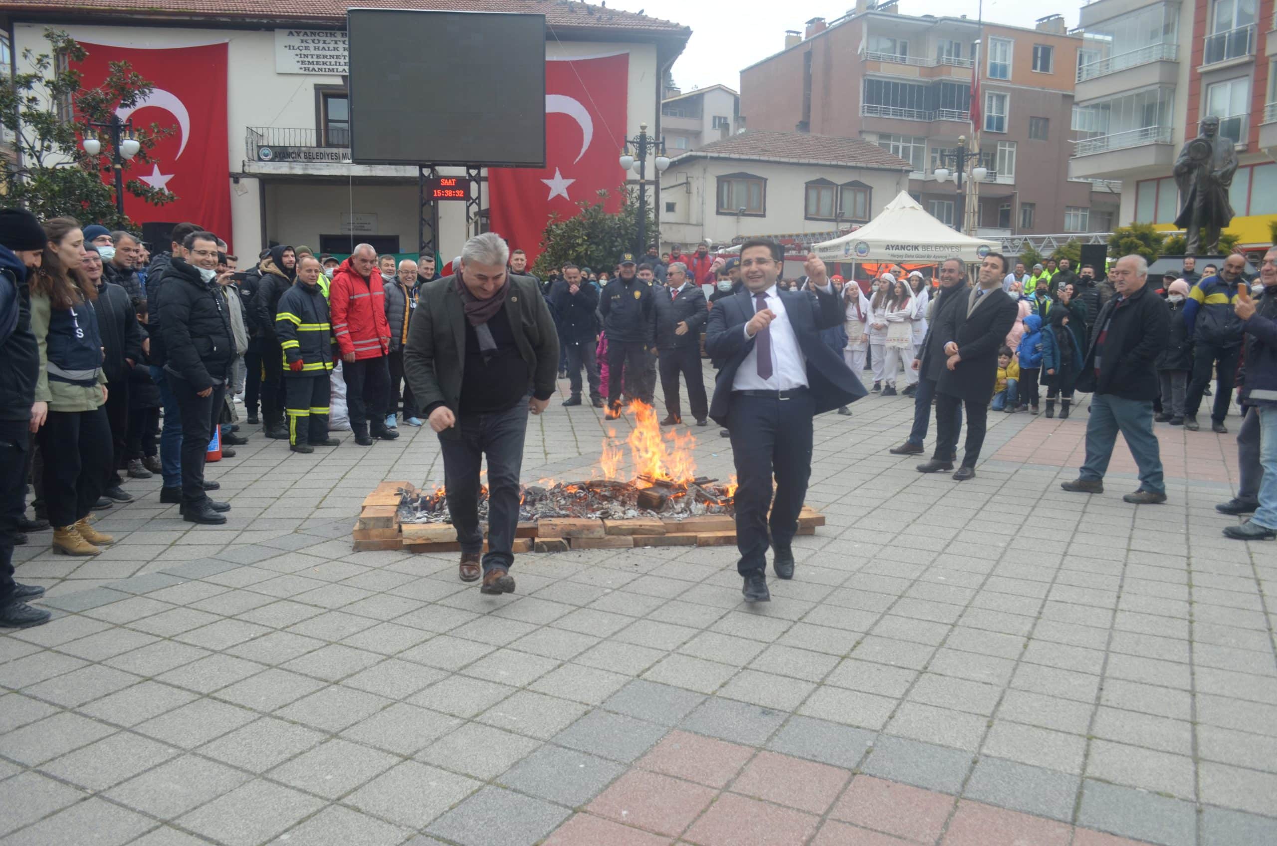 Ayancık'ta Nevruz ateşi yandı