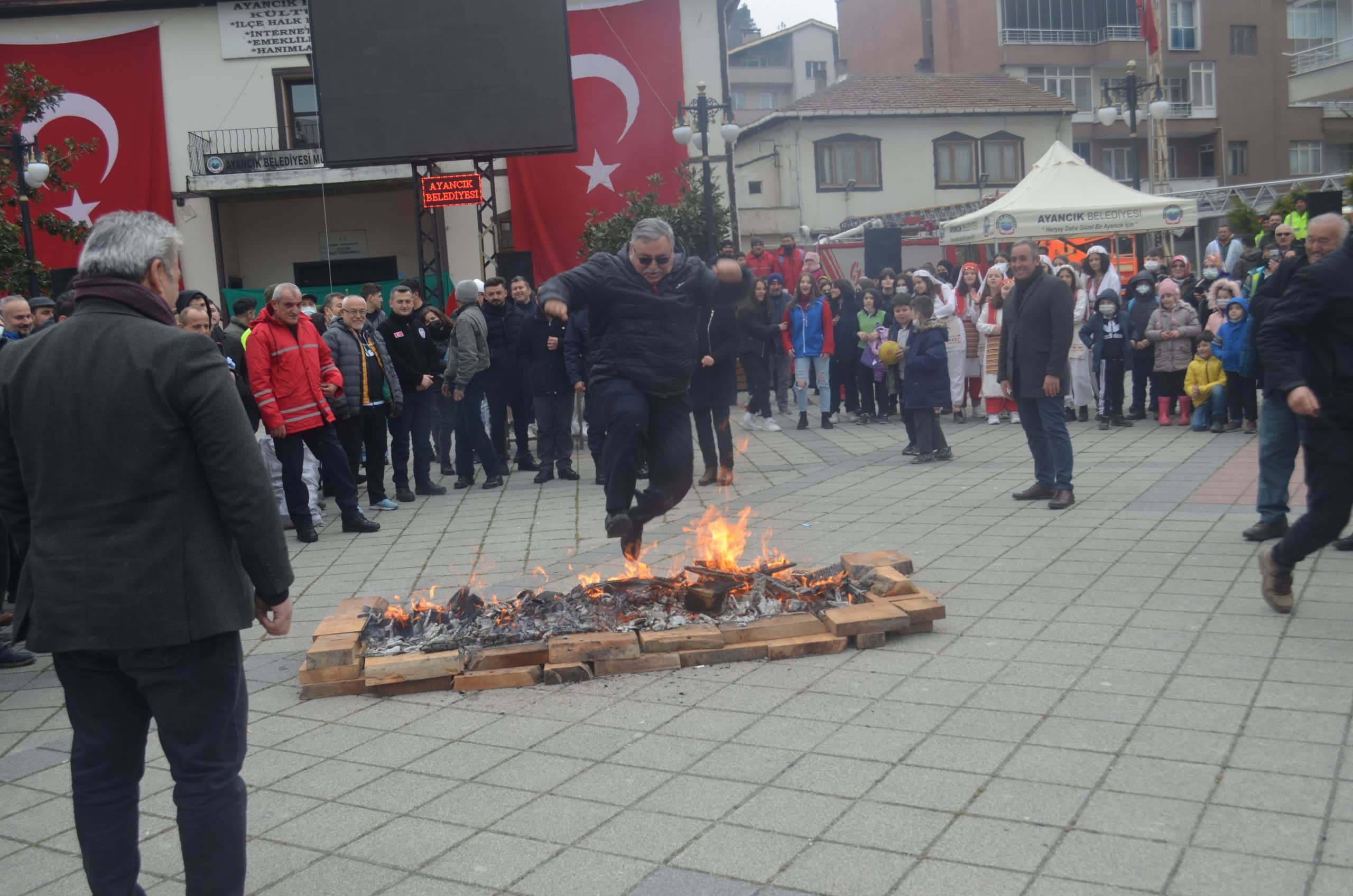Ayancık'ta Nevruz ateşi yandı