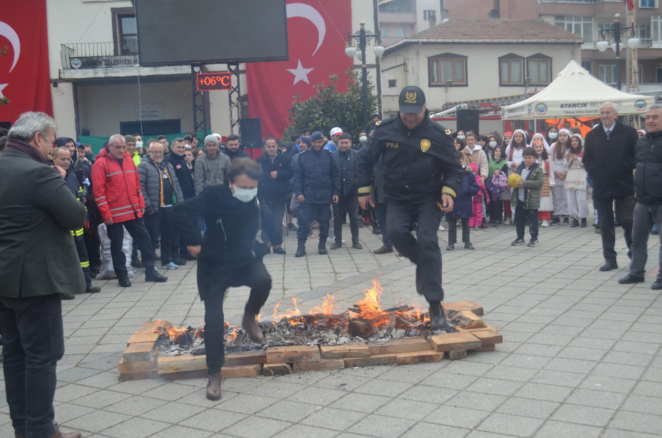 Ayancık'ta Nevruz ateşi yandı