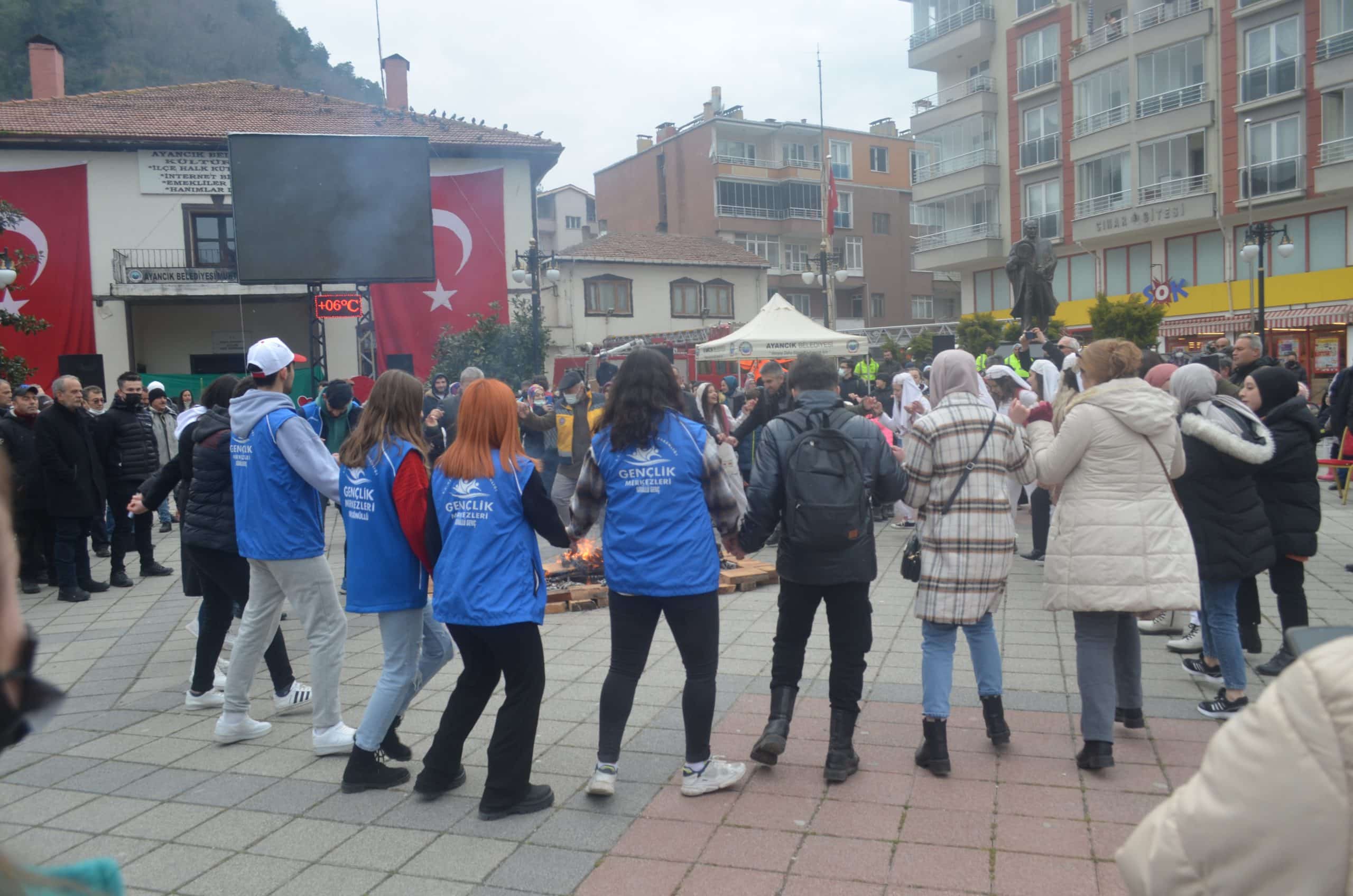 Ayancık'ta Nevruz ateşi yandı