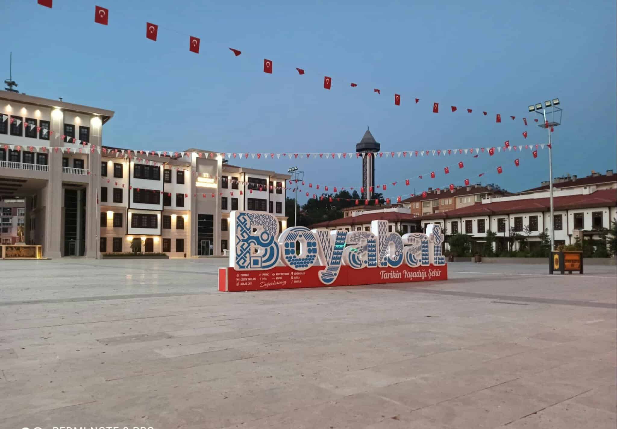 Boyabat Meydanına Şehrin İsmini Taşıyan Platform Yapıldı