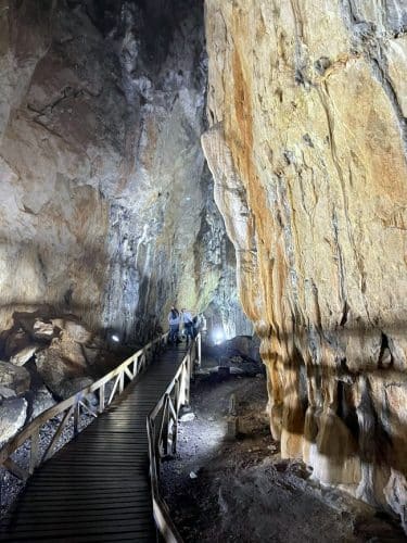 Tatilciler Sıcak Havalarda Ayancık İnaltı Mağarası'nı Tercih Ediyor