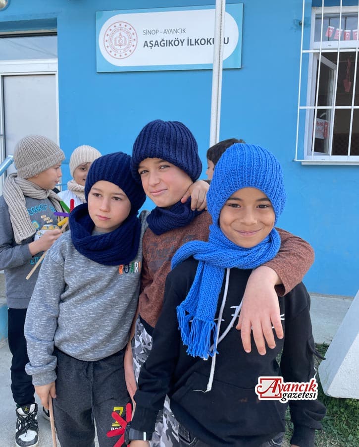 Gençlerin Elleriyle Ördüğü Atkı ve Bereler Hediye Edildi