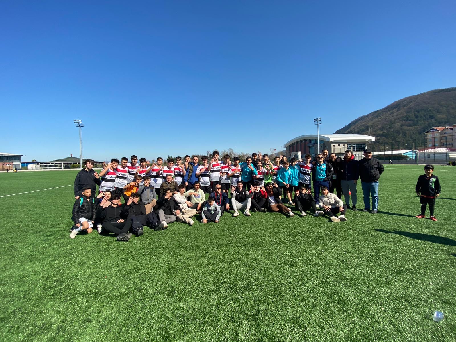 Ayancıkspor ile Gerze Belediyespor U-16 Takımları Karşı Karşıya Geldi