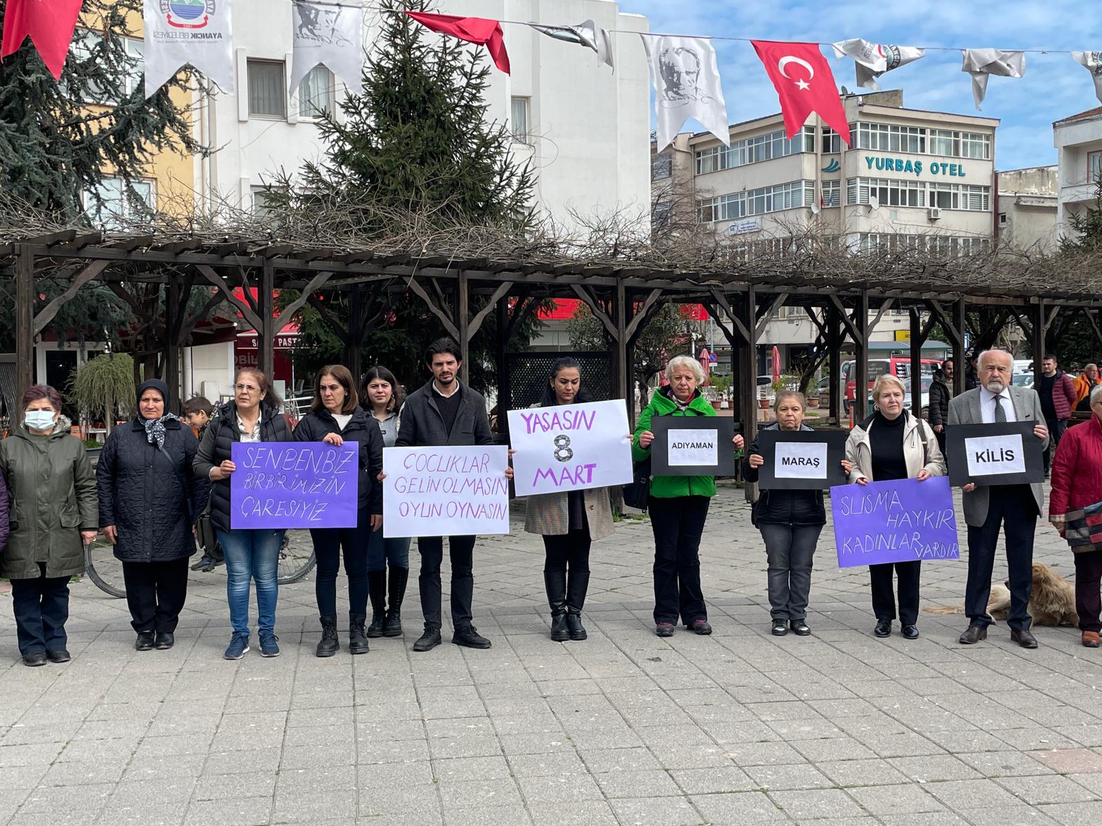 Depremde Hayatını Kaybeden Kadınlar Anısına Karanfil Bırakıldı