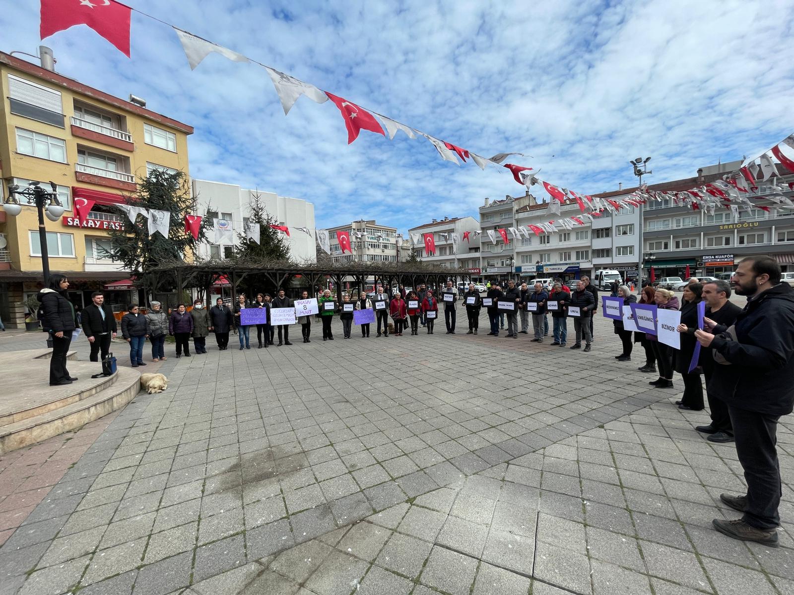 Depremde Hayatını Kaybeden Kadınlar Anısına Karanfil Bırakıldı