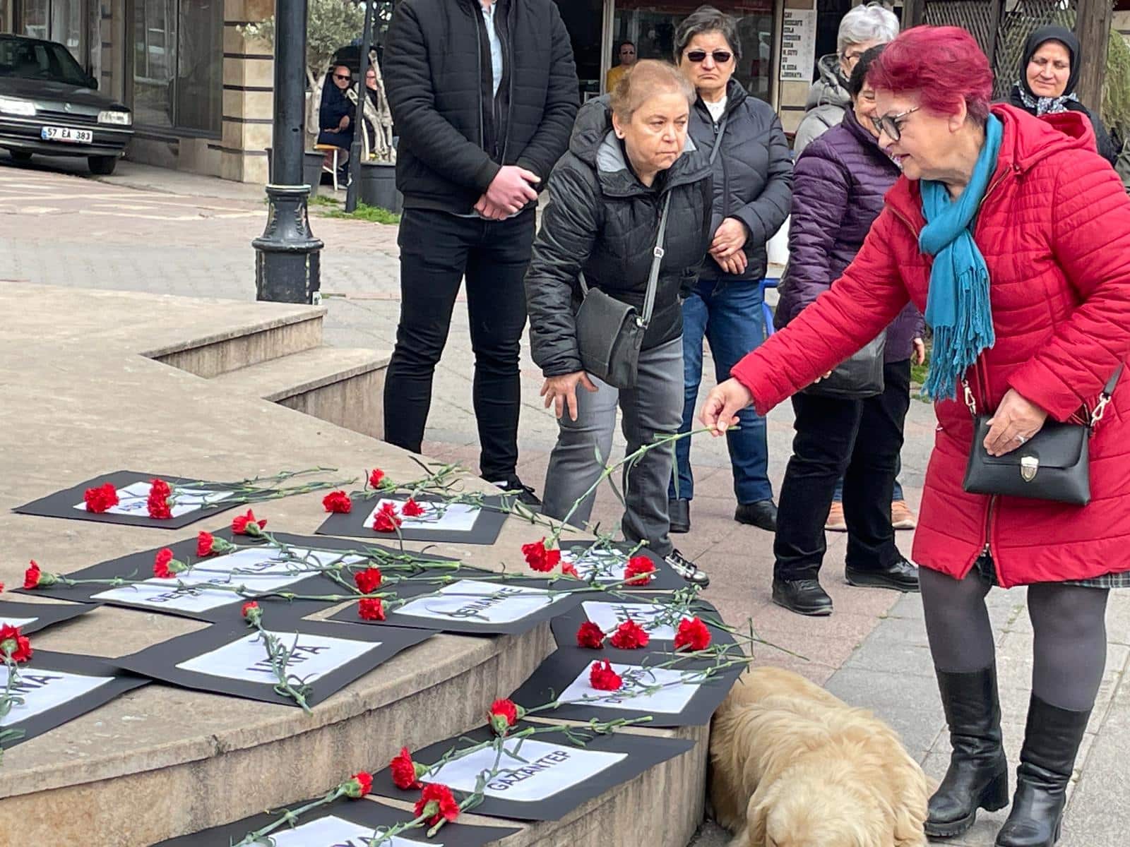 Depremde Hayatını Kaybeden Kadınlar Anısına Karanfil Bırakıldı